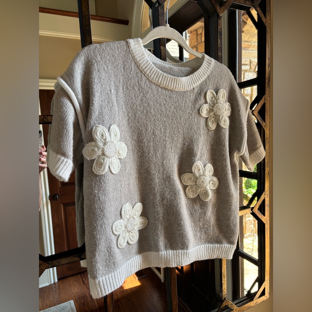 Women’s Neutral Short-Sleeve Floral Applique Crewneck Sweater